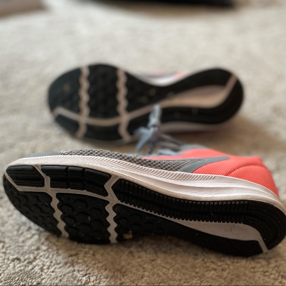 Grey and pink Nike shoes - Picture 3 of 4